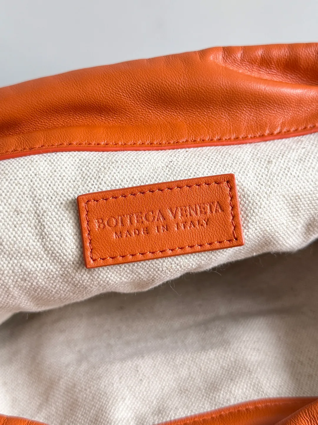 Batch 1460 BV is new in summer! The very popular dustbag has also been added to the new straw series. It is a large size. The raffia and burnt orange garbage bag is more casual and lazy. Who needs an open bag when going out in the summer? I really recommend this one. The large opening design is very convenient for taking items when you go out. The shape of the storage bag is very old-fashioned, retro and charming. The overall look is cute and bulging. The hand-carrying method is very playful. The shoulder strap is adjustable. You can adjust it to the length you like according to your preference. It can be worn under the arm, on one shoulder, cross-body, or by hand. Four carrying methods can be realized in one bag. Style number: 829218 Size: 32*23*1cm